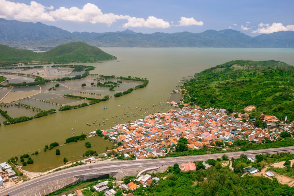 El paso de Ro Tuong, a 11 kilómetros de la ciudad de Ninh Hoa, en la provincia de Khanh Hoa, con vistas a la roca Vung y al tranquilo pueblo de pescadores (Foto: vnexpress.net)