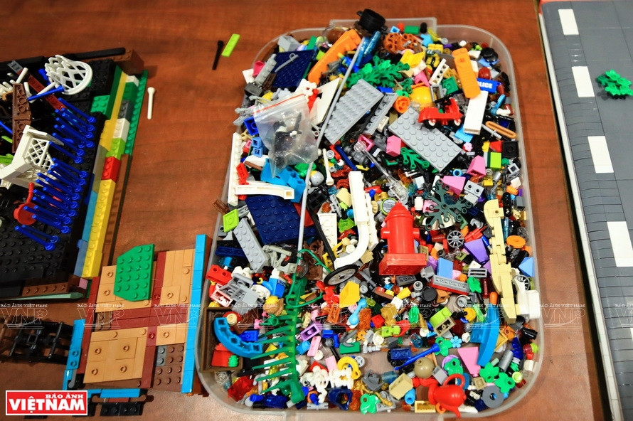 Al realizar trabajos de diseño propio, Huy Hoang necesita más tiempo para seguir las plantillas disponibles del fabricante (Foto: VNA)