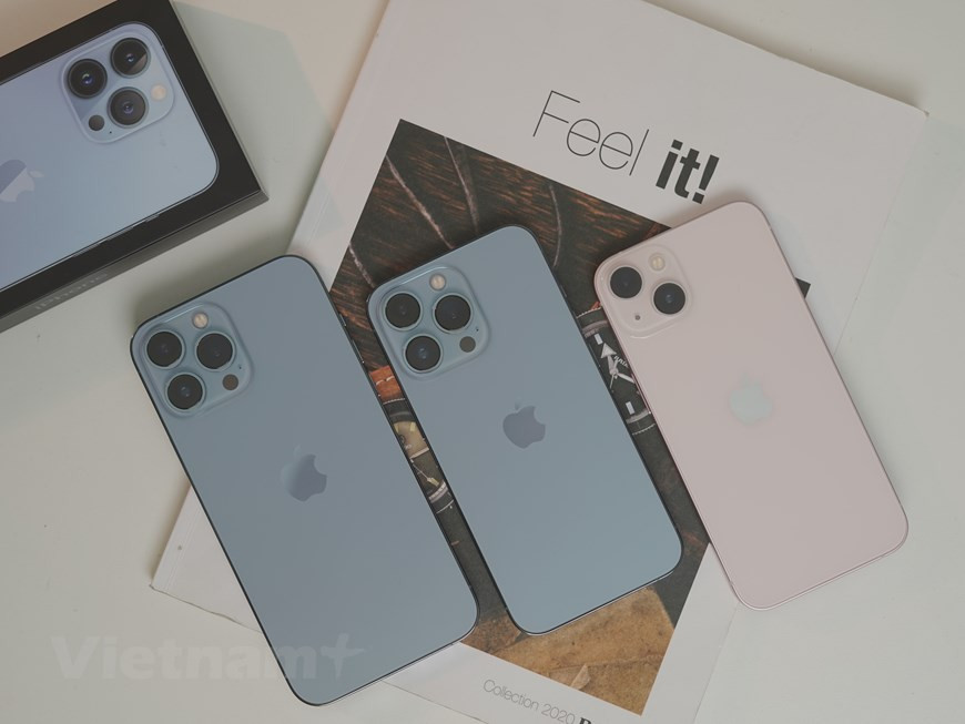 El iPhone 13 llega al mercado en cuatro modelos identificados por su diagonal de pantalla: iPhone 13 mini (5,4 pulgadas), iPhone 13 (6,1 pulgadas), iPhone 13 Pro (6,1 pulgadas) y iPhone 13 Pro Max (6,7 pulgadas). El único cambio palpable al frente es una cejilla que reduce su tamaño por vez primera desde el iPhone X, aparecido en 2017. El reconocido 'notch', el detalle negro en la parte superior de la pantalla que sostiene el módulo de bocina y cámara frontal, ahora es 20 por ciento más pequeño. La batería de iPhone 13 dura 2,5 horas más que el anterior iPhone 12. Para el iPhone 13 Mini, la batería es 1,5 horas más que su antecesor (Foto: Vietnam+)