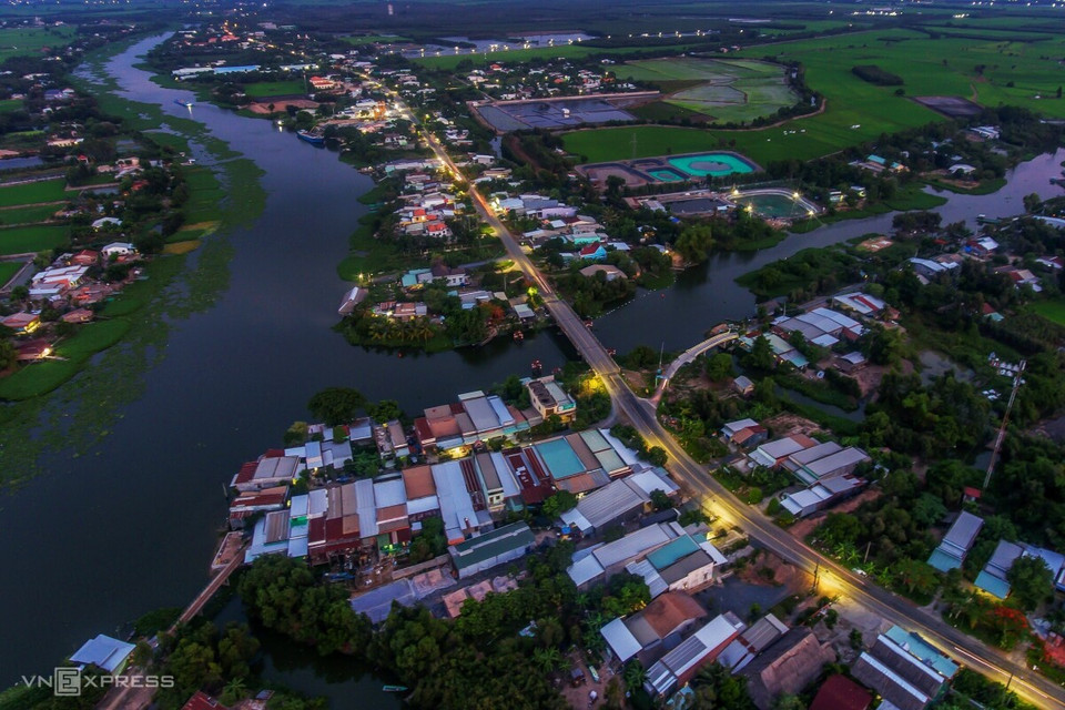 Al fotógrafo Le Hoang Thai (nacido en 1979), oriundo de la provincia de Long An, le gusta pasear por las carreteras para grabar los hermosos paisajes y el ritmo de la vida rural, independientemente de la temporada de lluvias o de sol (Foto: vnexpress.net)