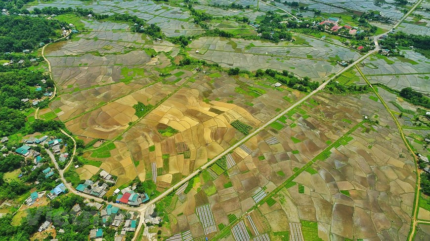 Gracias a su rica tradición cultural y potencial geográfico y humano, desde 2019, la localidad ha sido financiada por la Fundación Australiana para Asia y el Pacífico (AOP) para implementar el proyecto "Mejorar los medios de vida sostenibles a través del desarrollo del turismo comunitario". La fuerza de la aldea de Chien es el alto espíritu de solidaridad y unidad, con 60 de 74 hogares en la aldea participando en el turismo comunitario. Aunque ese modelo de turismo se implementó más tarde que en otros lugares de la provincia de Hoa Binh, el turismo comunitario de la aldea de Chien tuvo éxito rápidamente (Foto: Vietnam+)