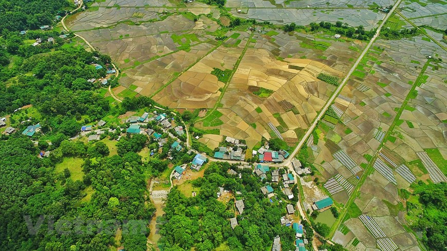 Van Son, anteriormente conocido como Muong Cham, también es una de las cunas culturales más antiguas y más grandes del grupo étnico Muong en Hoa Binh. El sitio turístico de la aldea de Chien se ubica a casi cuatro kilómetros del centro de la comuna de Van Son. La aldea tiene una superficie de 487 hectáreas, incluyendo 74 hogares con 347 personas, que viven principalmente de la agricultura como el cultivo de arroz, la cría de ganado y aves de corral. Dispone de árboles antiguas de mandarina y colmenas en jardines de naranjos y mandarinas, por lo que los convierten en especialidades locales (Foto: Vietnam+)