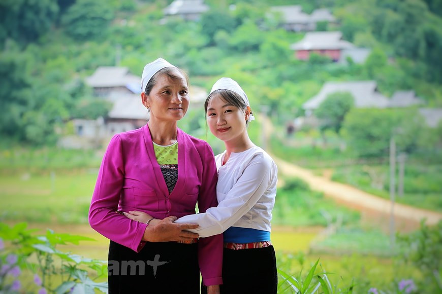 Los pobladores de Chien se han esforzado por preservar sus vestidos tradicionales. Las mujeres suelen llevar “ao pan”, blusa corta blanca o marrón con mangas largas y camisola en el interior, con pañuelo blanco y azul en la cabeza y vestido largo negro. La característica única de los trajes de las mujeres de Muong son los delicados patrones bordados y tejidos que emergen entre el vestido, la pretina y la cintura. En la ropa tradicional, las chicas usan vestidos negros sin tirantes. La comuna de Van Son también se conoce como "valle de las hadas" o "valle de la longevidad" porque hay muchas personas mayores de más de 100 años que todavía son inteligentes y saludables (Foto: Vietnam+)