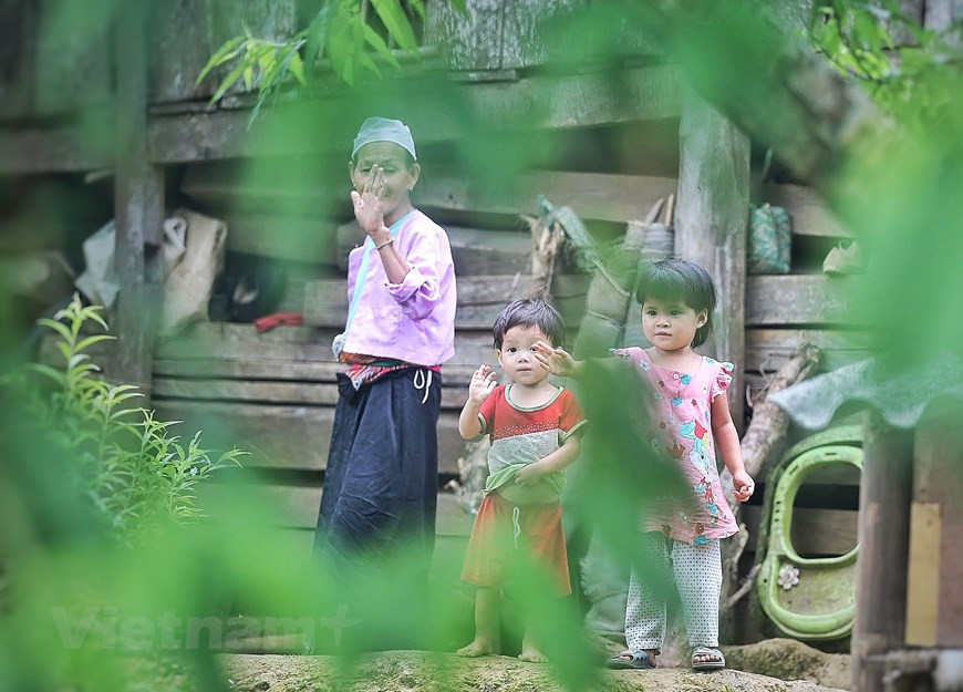La gente de Muong en la aldea de Chien en particular y la provincia de Hoa Binh en general poseen un rico tesoro folclórico con muchos géneros tales como poemas largos, historias antiguas, canciones populares y proverbios. Además, dispone de diversos tipos de canciones, como las de cuna, trvia, para niños y las folclóricas. Los instrumentos musicales de la etnia Muong también son muy abundantes, entre ellos se encuentran Gong, nhi (instrumento de cuerda con dos cuerdas), flauta, tambor y Khen Lu (órgano bucal cuyos tubos, que generalmente están hechos de bambú, conectado con un pequeño depósito de madera dura ahuecado en el que se sopla aire), los cuales se asocian con canciones populares transmitidas desde la antigüedad (Foto: Vietnam+)