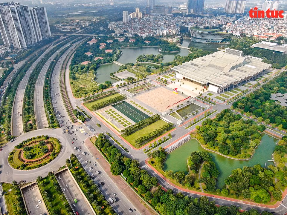 El Centro Nacional de Convenciones, en número 57 de la calle de Pham Hung, es el complejo de edificios de usos múltiples más grande de la capital. Alberga importantes congresos, conferencias y actividades políticas y comerciales nacionales e internacionales. (Foto: Diario Tin Tuc)