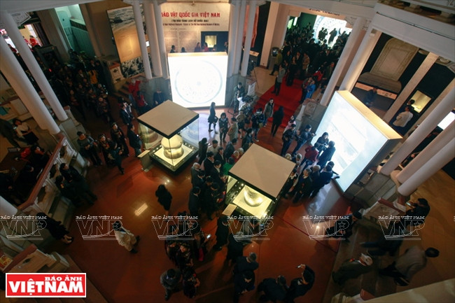 Representando varios períodos históricos, 18 tesoros expuestos en el Museo Nacional de Historia reflejan más o menos la historia cultural y quintaesencia de Vietnam. Cada tesoro transmite a los visitantes mensajes de historias pasadas e interesantes. Foto: Viet Cuong