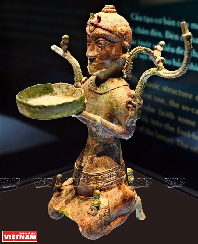 Una lámpada de bronce de forma de cuerpo humano, que permanece intacto con muchos objetos raros y preciosos de acompañamiento de Dong Son que datan de 2.000 a 2.500 años. Un representante de intercambio de la cultura del pueblo antiguo Viet con los Han de China. Foto: Cong Dat