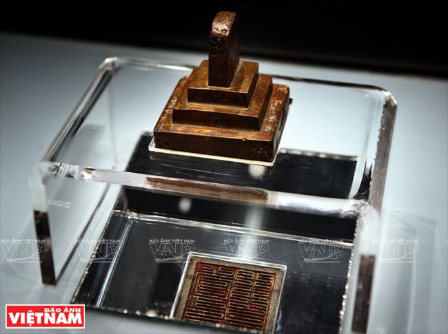 "Mon ha sanh an" (sello de oficina administrativa) es un sello de bronce con contenidos claros y una era específica relacionada con la historia de la administración central de la dinastía Tran. El sello fue lanzado durante la dinastía Tran, en el quinto año de Long Khanh (1377). Fue descubierto en 1962 en la comuna de HuongGiang (distrito de HuongKhe, provincia de Ha Tinh). Foto: Cong Dat / VNP