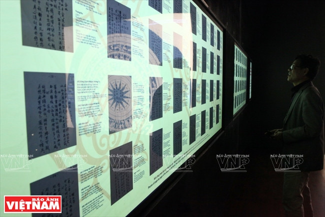 La colección de poemas "Nhat ky trong tu" (Diario en Prisión), junto con su original, también se muestra en forma de fotos de todas las páginas y sus versiones traducidas. Foto: Cong Dat / VNP