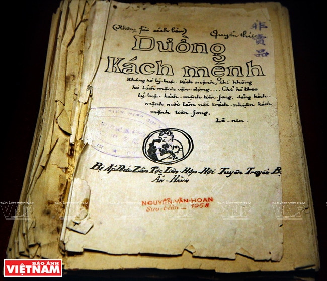 "Duong Kach Menh" (el Camino de la Revolución) es la colección de conferencias impartidas por Nguyen Ai Quoc durante sus actividades revolucionarias en Guangzhou (China) de 1925-1927, publicado por el Ministerio de Propaganda de la Unión de Naciones Oprimidas Orientales y secretamente enviado de vuelta al país. Este es considerado el primer documento político teórico del Partido, sentando las bases ideológicas para la revolución vietnamita. Foto: Cong Dat / VNP