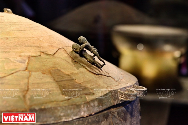 Un frasco de latón Dao Thinh, que apareció hace unos 2.000 a 2.500 años desde la época de Dong Son fue reconocido por el Estado como un tesoro nacional en 2012. El frasco de bronce de Dong Son constituye una reliquia típica después del tambor de bronce y sólo aparece en esta cultura. Foto: Cong Dat / VNP