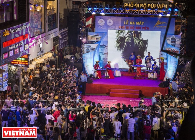 El sitio se torna aún más animado por la noche y se ha convertido en un destino favorito para los jóvenes vietnamitas y turistas extranjeros