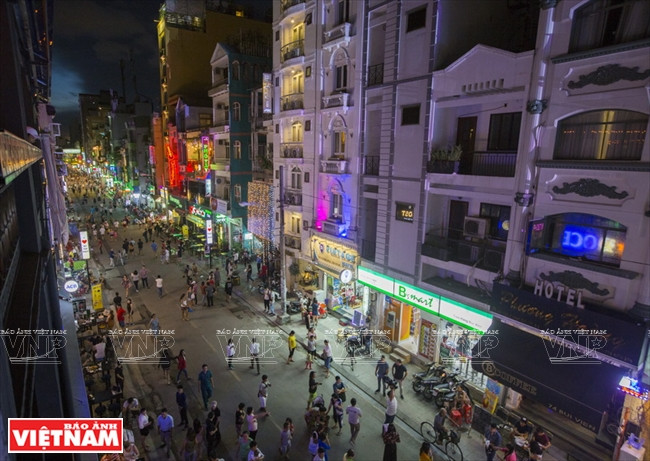 En 1993, la calle de Bui Vien apareció en la guía de viajes Lonely Planet como un destino indispensable de Vietnam para los mochileros provenientes de Francia, Inglaterra, Estados Unidos y Japón.