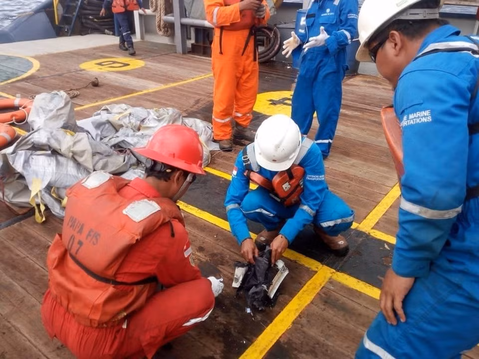 Primeros objetos del avión accidentado que fueron hallados por las brigadas de socorro (Fuetne: AFP/VNA)