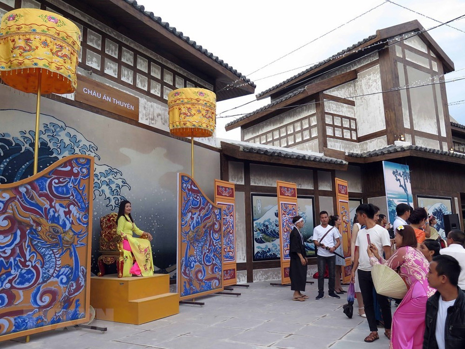 Visitante posa por una foto en la aldea japonesa (Fuente: VNA)