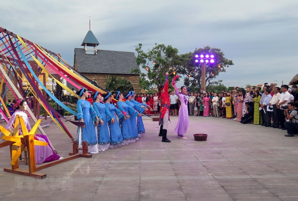 Un espectáculo con seda en el parque (Fuente: VNA)