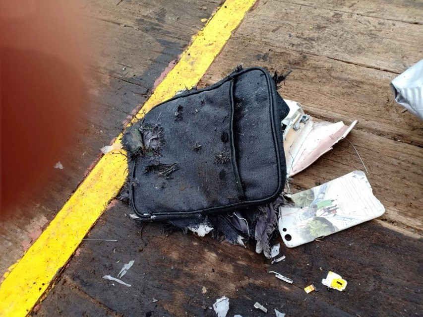 Primeros objetos del avión accidentado que fueron hallados por las brigadas de socorro (Fuetne: AFP/VNA)