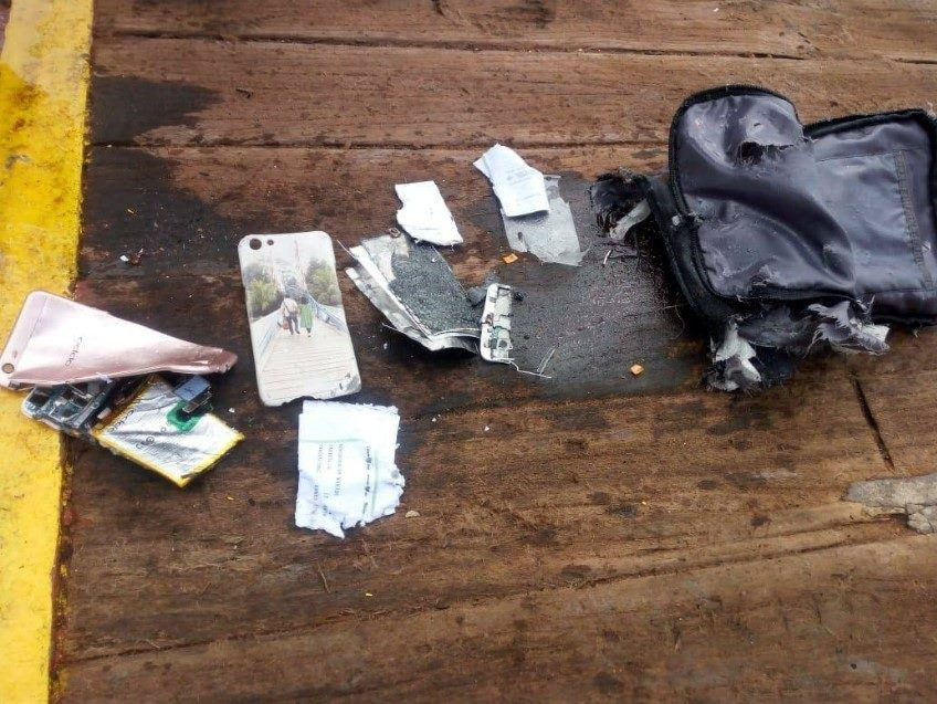 Primeros objetos del avión accidentado que fueron hallados por las brigadas de socorro (Fuetne: AFP/VNA)