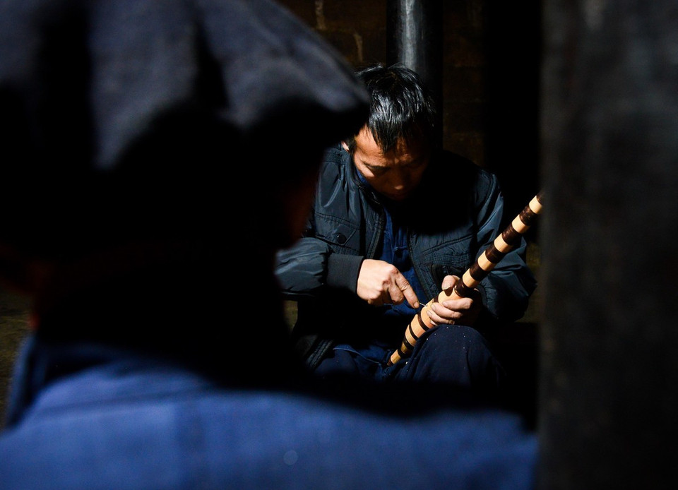 La profesión de hacer Khen de un padre y su hijo Mua Mi Sinh (aldea de Sang Pa B, ciudad de Meo Vac, distrito de Meo Vac de Ha Giang) se ha transmitido de generación en generación. (Foto: VNA)