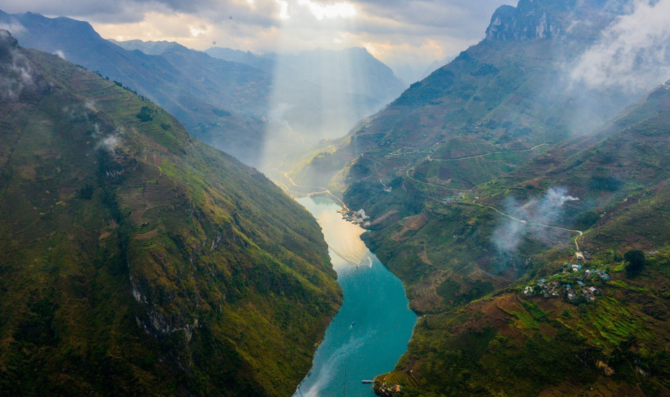 Nho Que es uno de los ríos más bellos de Ha Giang. Mirando desde arriba, el río luce como un hilo verde que desciende del cielo, escondido en medio de las montañas. (Fuente: VNA)