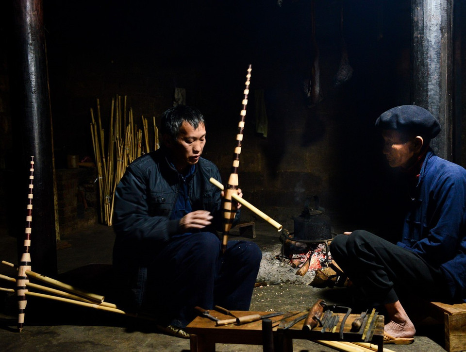 La profesión de hacer Khen de un padre y su hijo Mua Mi Sinh (aldea de Sang Pa B, ciudad de Meo Vac, distrito de Meo Vac de Ha Giang) se ha transmitido de generación en generación. (Foto: VNA)