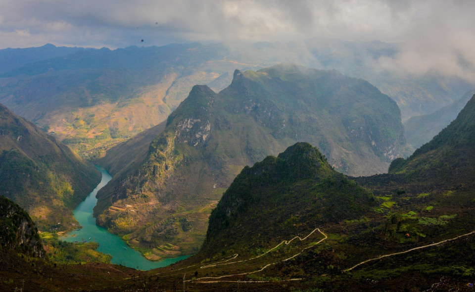 La belleza del río Nho Que entra en la poesía y deviene uno de los símbolos de Ha Giang. El río Nho Que se origina en la región montañosa de Nghiem Son (Yunnan, China) y fluye hacia Vietnam a través de las provincias de Ha Giang y Cao Bang. (Fuente: VNA)