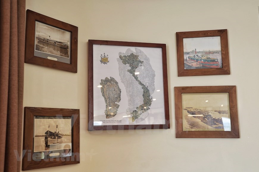 Pham Ha, el "padre" de Heritage Binh Chuan y también el presidente de Lux, una corporación vietnamita especializada en servicios de resort de clase alta, contó con Vietnam+ durante la entrevista que durante la construcción del barco, por suerte se pudo conectar con Bach Que Huong, una de las bisnietas del empresario Bach Thai Buoi. Después de conocer a Pham Ha y su proyecto significativo de un barco conmemorativo, Bach Que Huong y la familia decidieron bautizar al yate de Pham Ha con el mismo nombre que el barco antiguo y también le entregaron las viejas piezas de acero de Binh Chuan para la exhibición en el yate nuevo. Pham Ha colocó los regalos con respeto junto a la imagen del mapa nacional de Vietnam. (Fuente: Vietnam+)