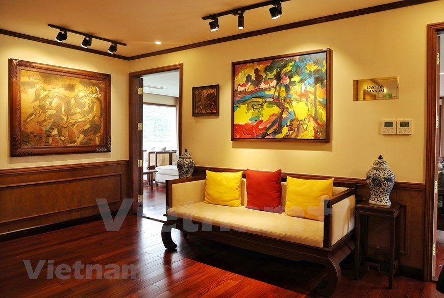 “Se trata de la primera vez que se desarrolla una idea única de un barco bajo el nombre Binh Chuan del famoso empresario vietnamita Bach Thai Buoi. Me siento muy orgulloso, ya que mis creaciones fueron mostradas en este espacio patrimonial”, compartió el artista Pham Luc. Por su parte, el director ejecutivo Pham Ha compartió que las pinturas de Pham Luc "tocan los recuerdos de mi infancia y los sentimientos rurales, por lo que colecciono muchas de sus pinturas". Por lo tanto, este lugar se convirtió en un espacio especial, la primera galería de pinturas en Vietnam colocada exclusivamente en un yate para que se disfrute del arte en un entorno natural especial. (Fuente: Vietnam+)