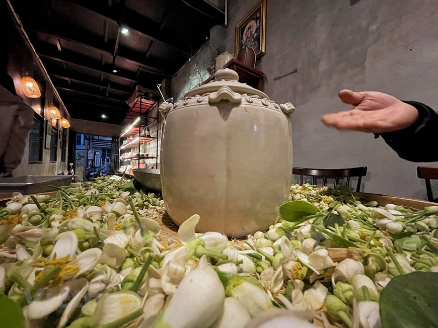 Ya es el último paso. Se puede secar el té con un sartén de hierro fundido sobre brasas. Sin embargo, también sirve una lámpara de secado o un secador especializado, dependiendo de las condiciones que tenga. Según el experto, no se debe secar el té a fuego alto, lo que quemará y dejaría un sabor desagradable para la infusión. La mejor temperatura es de solo 90-100 grados centígrados. Los técnicos insisten en la importancia de este paso para obtener un buen sabor para el producto final. Cuando el té esté seco, se esparce para que se enfríe por algunas horas antes de guardarlo en un frasco para su uso posterior. (Fuente: Vietnam+)