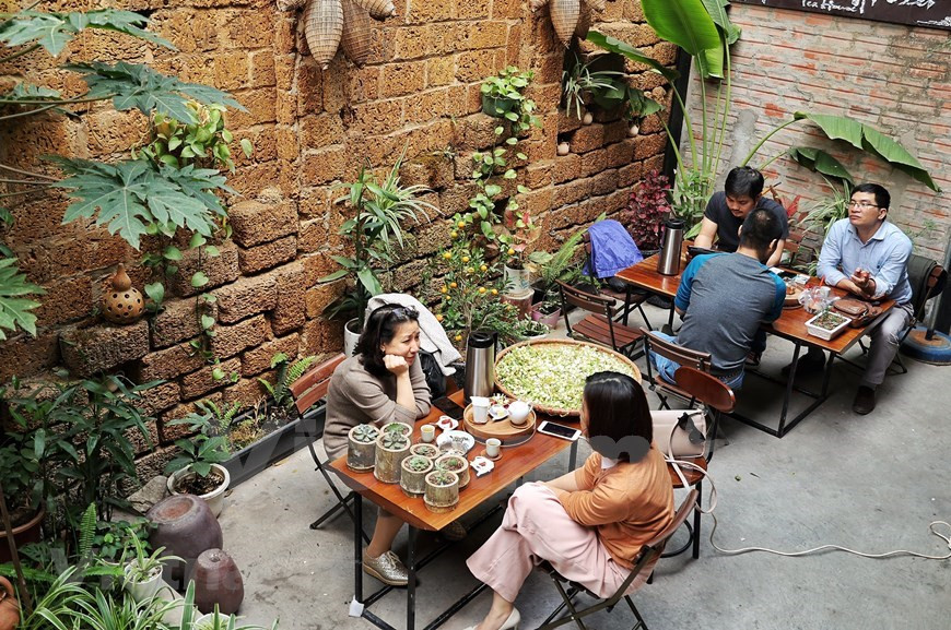 Para los hanoyenses, esta costumbre es un arte gastronómico y tomar el té aromatizado con flores de pomelo también es un hábito elegante propio de la capital. En cualquier café, se puede ver a la gente disfrutando esta especialidad de Hanoi. A muchas personas les gusta empezar la mañana con una taza de té aromatizado, lo que trae una sensación fresca y también brinda varios beneficios para la salud, como ayudar a adelgazar y prevenir enfermedades. Por otro lado, si toma el té 20 minutos antes o después de la comida, ayudará al sistema digestivo a realizar mejor su función, así como el nivel de proteínas y la absorción de minerales para nuestro cuerpo. (Fuente: Vietnam+)