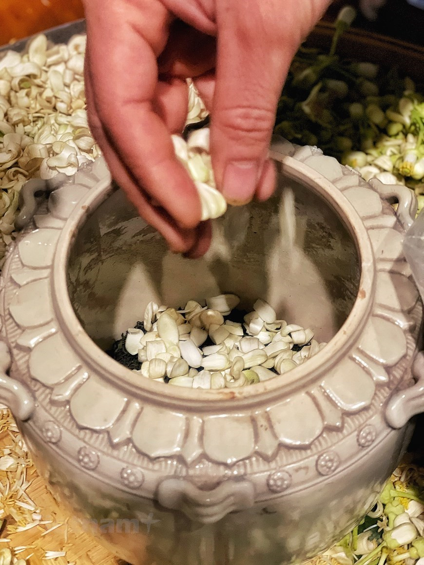 Para seguir con el proceso de aromatizar el té, se utilizan las cajas de cartón, olla o jarra de cerámica para envasar. Empiezan con la primera capa de té, después se sigue por una capa de pétalos y lo repiten. Se debe prestar muy especial atención al siguiente paso de voltear el té, lo que hace que este extraiga la humedad. El proceso de voltear se realiza aproximadamente cada dos horas durante el tiempo de aromatización, lo que dura más o menos dos días. Después, se quitan las flores de la mezcla y se empieza a secar el té con alta temperatura. (Fuente: Vietnam+)