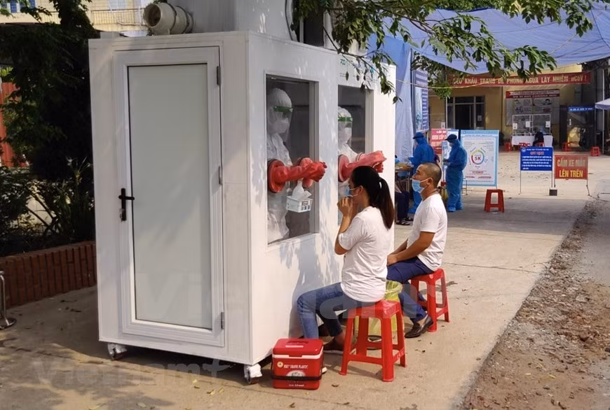 Cabe destacar que las cabinas para la toma de muestra proporcionan un entorno de trabajo seguro y con menos riesgos de propagación de enfermedades. Además, cada cabina para la prueba de detección del coronavirus se equipa con sistemas inteligentes y seguros. Todas las superficies se desinfectan al menos los ocho minutos antes del turno de trabajo de los médicos. Los sistemas automáticos, que pueden controlarse de forma remota, también ayudan a los médicos a reducir el contacto con la superficie y a concentrarse en el trabajo de muestreo. Por lo tanto, estas cabinas garantizan un ahorro de recursos y disminuyen el tiempo en la realización de las pruebas. (Fuente: Vietnam+)