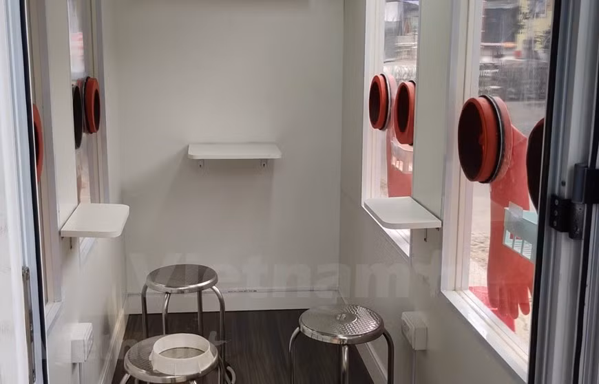 Dentro de las cabinas se preparan también cuatro asientos para que el médico descanse, y alivie así la fatiga corporal. El proceso de producción de la cabina de pruebas se ha emprendido de manera urgente, en apenas poco más de cuatro días para ser trasladado con rapidez al "foco epidémico" actual de Bac Giang. En los últimos tiempos, las ideas creativas para combatir la epidemia no solo son efectivas, sino también una gran fuente de motivación que muestran el espíritu de solidaridad de Vietnam, así como el lema de "combatir la epidemia como luchar contra el enemigo" incentivado por las autoridades de la nación indochina, además de “en Vietnam, nadie se queda atrás”. (Fuente: Vietnam+)
