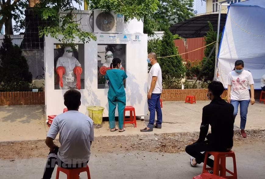 En Vietnam, se resalta la importancia de las pruebas del COVID-19 en el combate contra la epidemia. La estrategia es utilizar las pruebas para identificar los focos de infección y prevenir una transmisión más amplia. Cuando se detecta la transmisión comunitaria, el gobierno reacciona rápidamente con el rastreo de contactos, bloqueo a nivel de comunas y pruebas a gran escala para frenar la propagación. Hasta el 6 de junio, Vietnam reportó ocho mil 682 casos del coronavirus, incluidos siete mil 131 de infección comunitaria y mil 551 importados. Un total de tres mil 310 pacientes se recuperaron, mientras el número de fallecidos se mantiene en 53. (Fuente: Vietnam+)