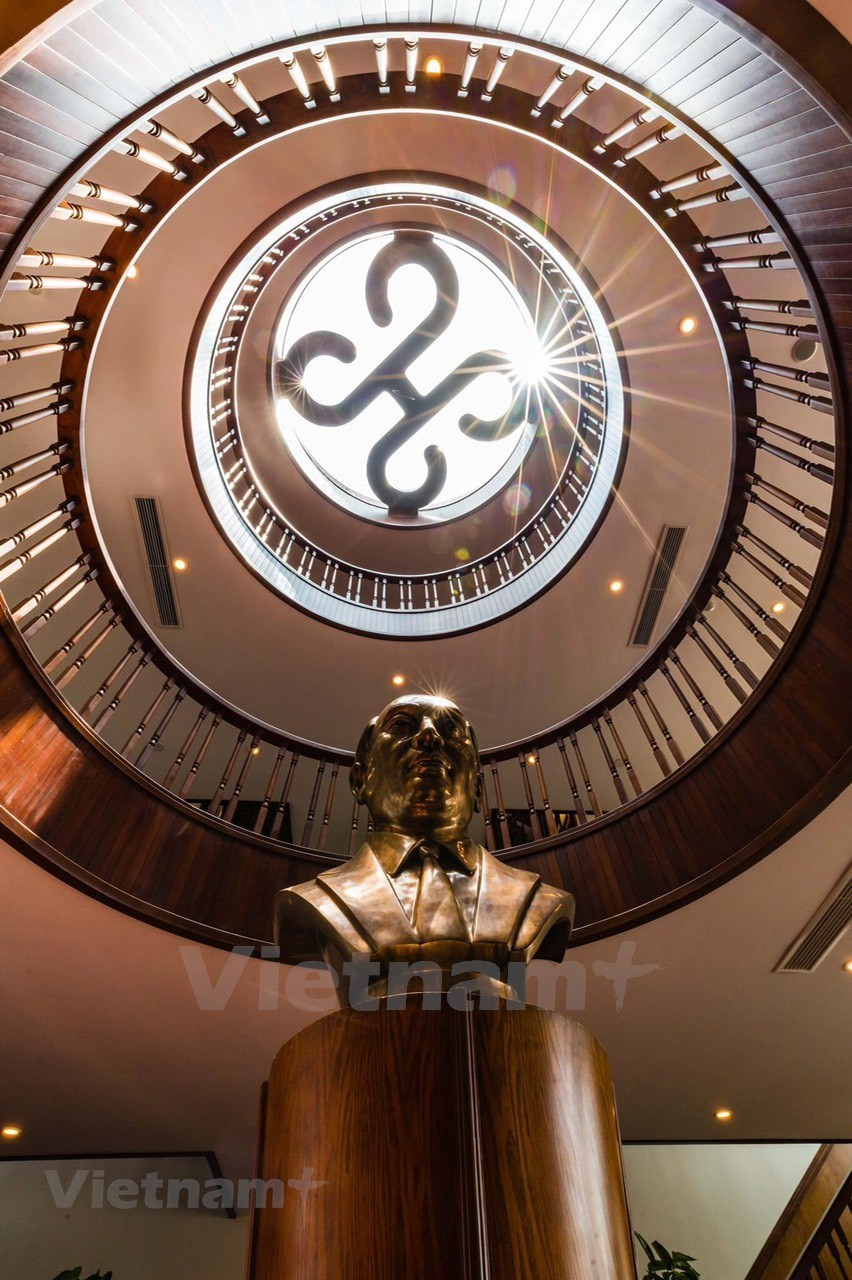 El yate Heritage Binh Chuan está diseñado con el estilo boutique, un estilo de características únicas, mostrando tanto su propio aspecto moderno como valores tradicionales. Especialmente, en el centro del barco se encuentra la estatua de bronce sólido del empresario Bach Thai Buoi. Es una forma del propietario del moderno barco Heritage Binh Chuan para rendir homenaje al primer "rey del barco" de Vietnam y también para recordar el significado de la embarcación. En 1919, se inauguró el primer barco vietnamita Binh Chuan. Justo 100 años después, en 2019, se botó el moderno Heritage Binh Chuan con los hermosos recuerdos del legendario modelo antiguo. (Fuente: Vietnam+)