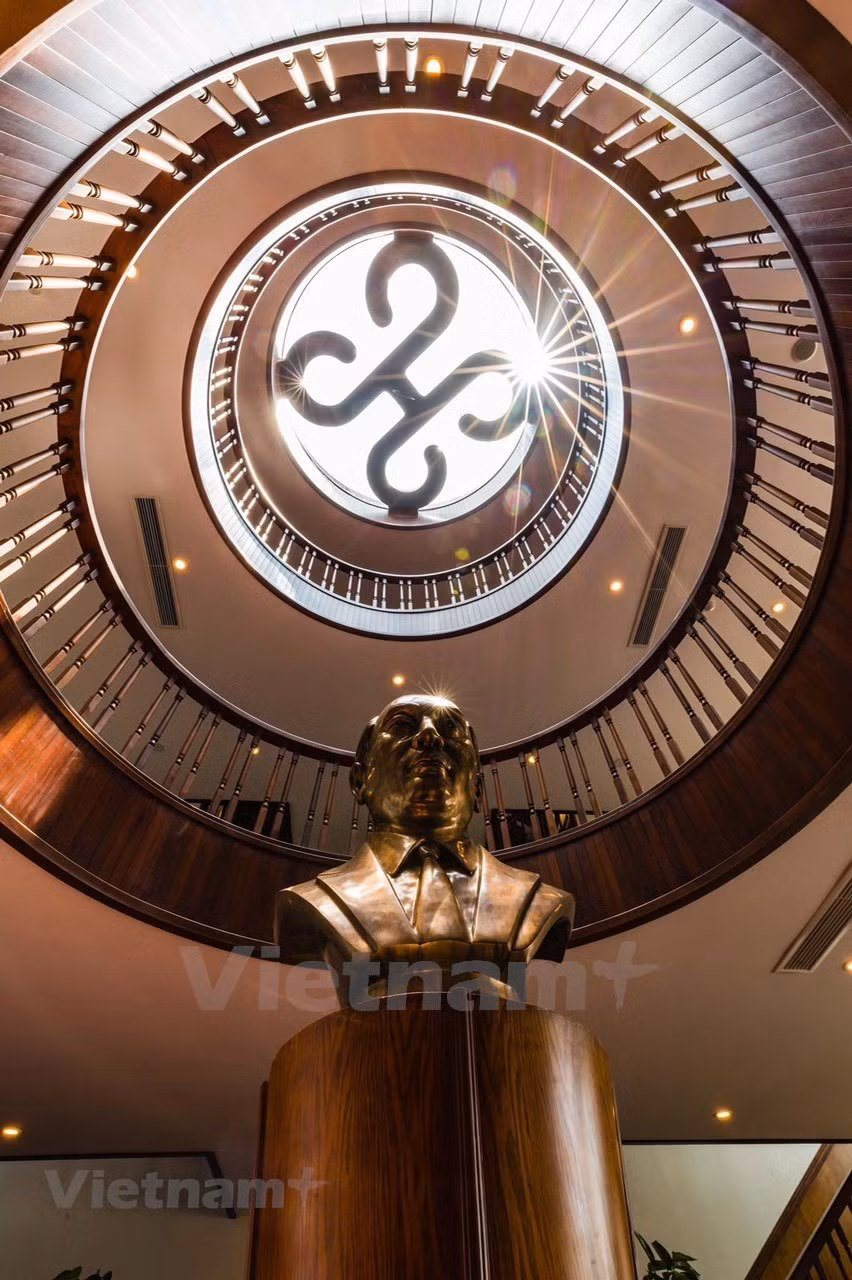 El yate Heritage Binh Chuan está diseñado con el estilo boutique, un estilo de características únicas, mostrando tanto su propio aspecto moderno como valores tradicionales. Especialmente, en el centro del barco se encuentra la estatua de bronce sólido del empresario Bach Thai Buoi. Es una forma del propietario del moderno barco Heritage Binh Chuan para rendir homenaje al primer "rey del barco" de Vietnam y también para recordar el significado de la embarcación. En 1919, se inauguró el primer barco vietnamita Binh Chuan. Justo 100 años después, en 2019, se botó el moderno Heritage Binh Chuan con los hermosos recuerdos del legendario modelo antiguo. (Fuente: Vietnam+)