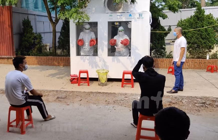 Actualmente en la provincia de Bac Giang, la situación pandémica aún es complicada. Desde las 6:00 a las 12:00 (hora local) de hoy, la localidad registró la mayor cifra de contagios detectados en el país, con 69 de un total de 102 nuevos casos del COVID-19. Sin embargo, la mayoría de ellos se reportaron en las áreas de cuarentena o bloqueadas, lo cual constituye una buena señal sobre el control efectivo de la epidemia. A pesar de los desafíos en el contexto de la evolución complicada del COVID-19, todo el sector de la salud se comprometió a brindar el máximo esfuerzo para garantizar la prevención y control de la pandemia en esa región. (Fuente: Vietnam+)