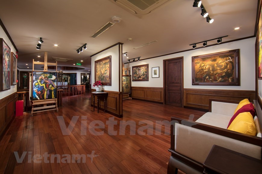 Durante la visita de nuestros periodistas de Vietnam+ al barco, el director ejecutivo Pham Ha nos contó con pasión y entusiasmo las anécdotas de la leyenda de la naviera vietnamita Bach Thai Buoi, por lo que nos dejó una impresión profunda sobre los valores de la historia y la cultura vietnamita reflejados en el barco. Pham Ha recuerda los valores antiguos como una parte inseparable de él mismo, ya que nació en una zona rural en el delta del río Rojo con la cultura de una aldea en el norte de Vietnam. Esta nostalgia fue plasmada en el lujoso espacio del yate Heritage Binh Chuan. (Fuente: Vietnam+)