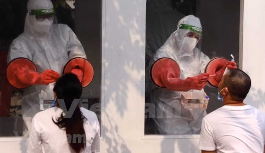 Según el arquitector Khieu Huu Nghia, líder del equipo creativo del proyecto, la nueva solución de cabinas para la recolección de muestras se creó con el fin de minimizar la presión causada por el calor, así como garantizar la salud de los médicos en la primera línea de la lucha contra la pandemia. Explicó que la capa exterior de la cabina de prueba consta de cinco capas, todas con juntas y pegamento para evitar la entrada excesiva de aire y aislar los gérmenes en el exterior. El aire pasará a través del sistema de ventilación superior y se filtrará a través de las membranas para evitar el polvo fino, junto con la membrana antibacteriana. Cada cabina de prueba tiene cuatro puertas correspondientes a cuatro personas tomando muestras al mismo tiempo. En la cabina, los médicos aún tienen que usar los trajes protectores para evitar al máximo la propagación del coronavirus. (Fuente: Vietnam+)