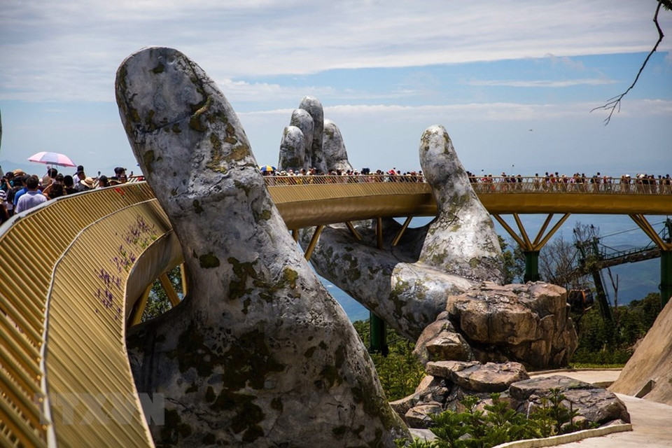 El puente con dos manos gigantescas se ubica en la zona turística Ba Na Hills, en la ciudad costera de Da Nang. (Fuente: VNA) 