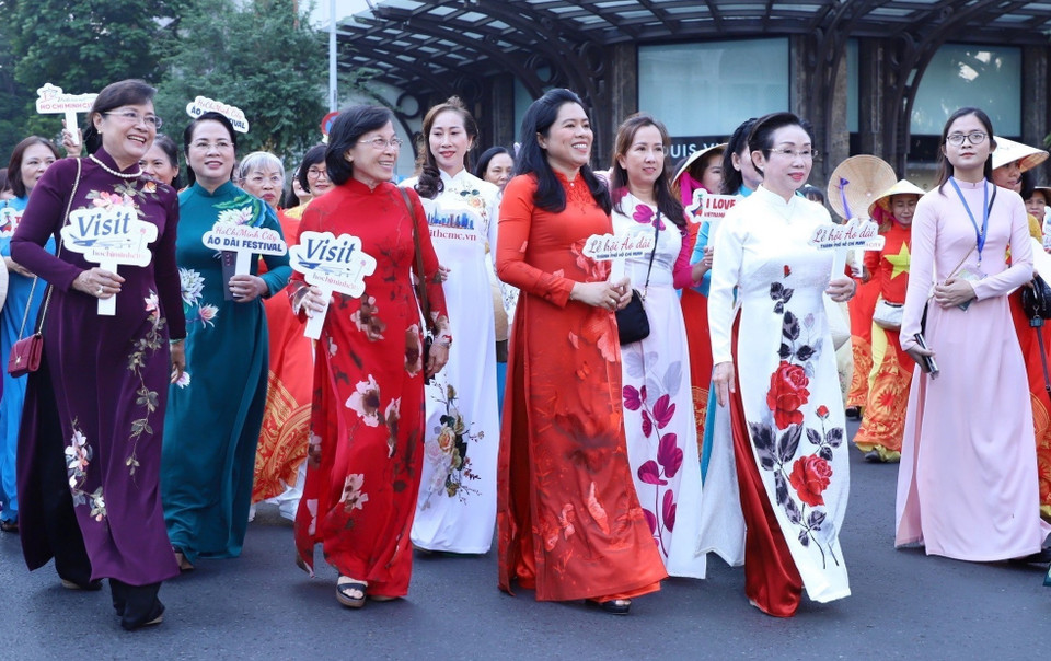 Diputadas y mujeres, vestidas de Ao Dai (túnica tradicional vietnamita), pasean por las calles de Ciudad Ho Chi Minh. (Foto: VNA)