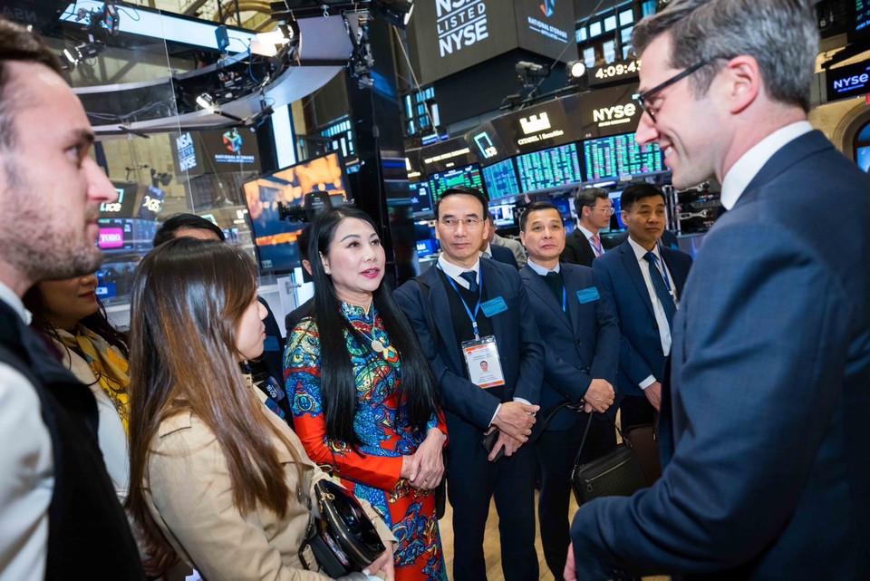 Las flores de ashoka brotan en racimos, con un color rojo anaranjado brillante y un aroma suave y tenue que cautiva a las personas (Foto: VNA)
