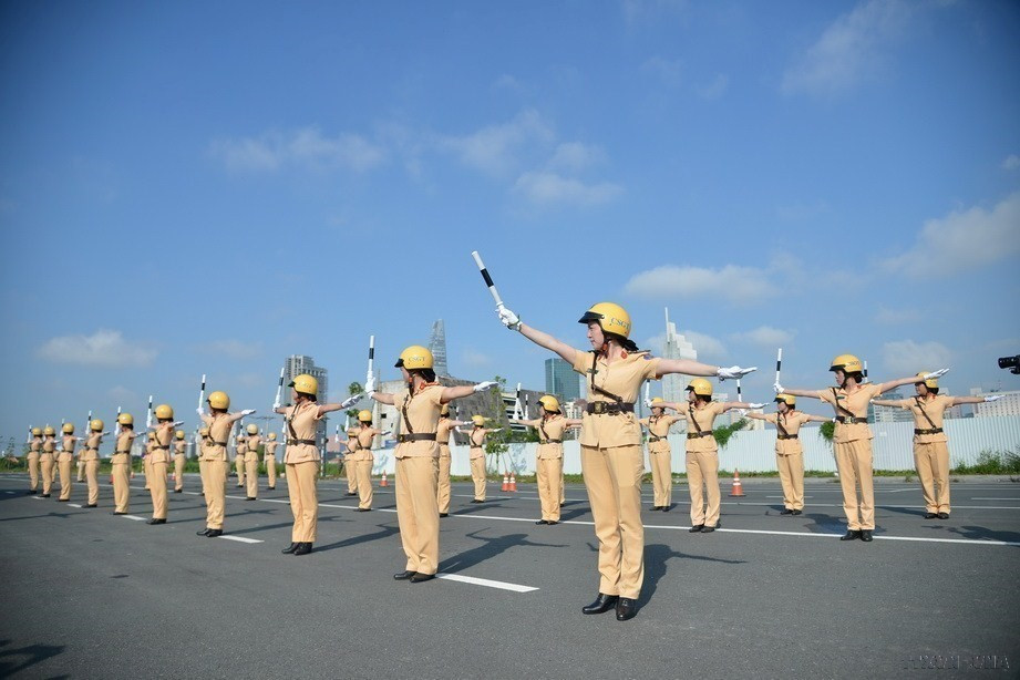El escuadrón femenino de la Policía de Tránsito de Ciudad Ho Chi Minh se prepara para el XI Congreso Partidista de la urbe (25 de agosto de 2020). (Foto: VNA)