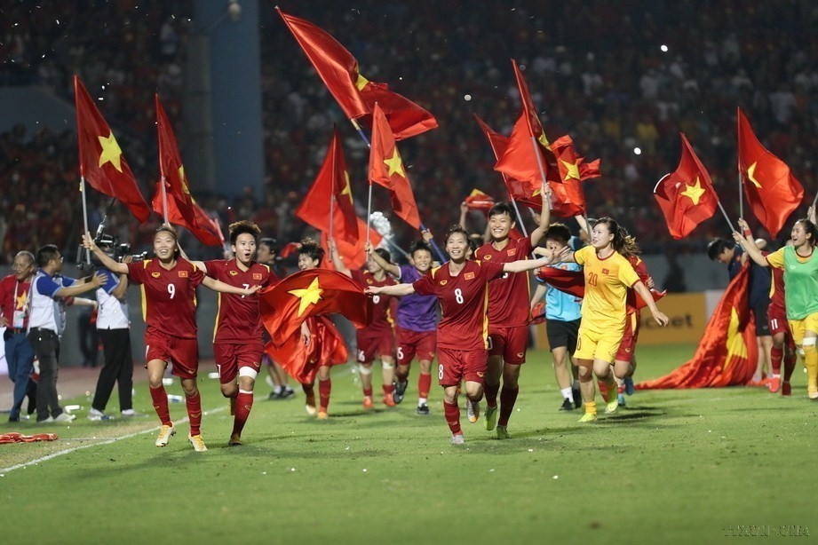 La selección de fútbol femenino vietnamita (camiseta roja) defende con éxito la medalla de oro de los SEA Games 31, al derrotar 1-0 a su rival tailandés. (Foto: VNA)