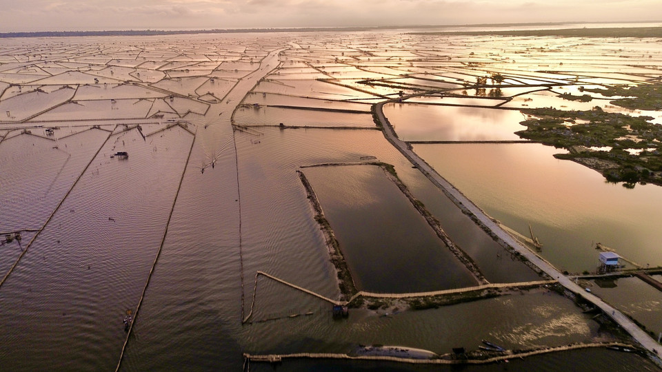 La superficie de la laguna Chuon resplandece al amanecer. (Foto: VNA)