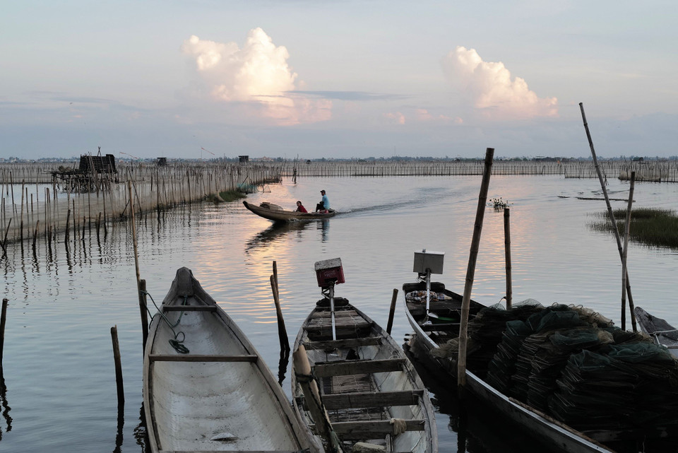 Un barco regresa a la orilla después de una noche de pesca en la laguna. (Foto: VNA)