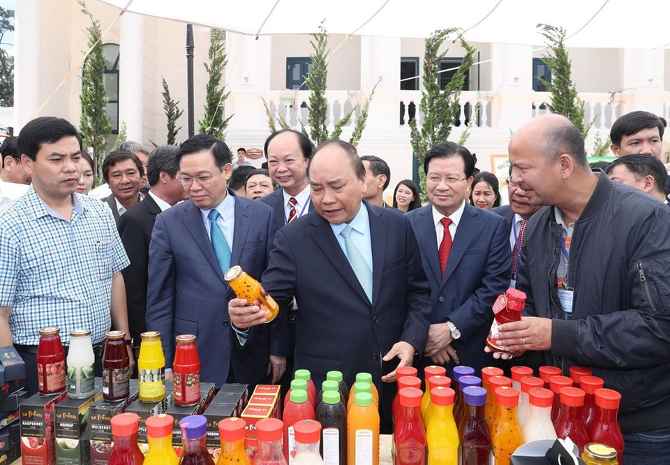 El primer ministro, Nguyen Xuan Phuc, visita muestra de productos (Fuente: VNA)