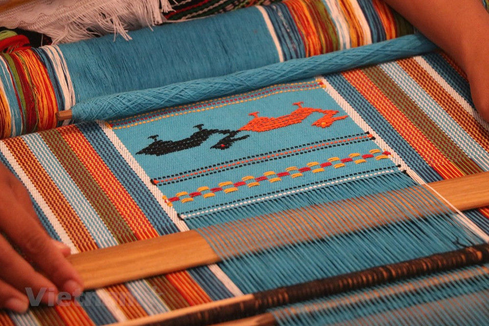 Ka formó una cooperativa de tejido de brocados hace unos tres años con 15 miembros. “Es muy desafiante fabricar productos y encontrar salidas de ventas”, dijo Ka. Ka normalmente necesita más de una semana para tejer una pieza de tela que suele costar 800 mil dongs (alrededor de 34 dólares) en el mercado. “Debe haber 'regulaciones' durante las temporadas de festivas para usar artículos de brocado para preservar este valor cultural”, enfatizó. Mientras tanto, Lam Nu Minh del grupo étnico Cham indicó que ella es una de los 80 miembros de la Cooperativa de Tejido de Brocados Cham My Nghiep en la comuna de Phuoc Dan en el distrito de Ninh Phuoc de la provincia de Ninh Thuan (Fuente: Vietnam+)