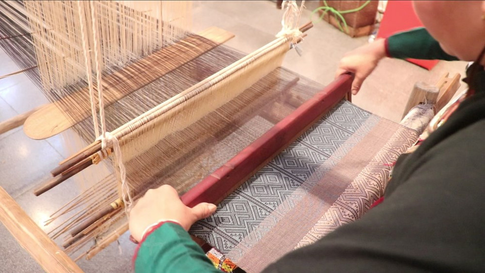 Los grupos étnicos Thai y Muong de la provincia vietnamita de Thanh Hoa trabajan para mantener vivo su tejido tradicional de brocado mediante la creación de diversos productos para el turismo comunitario. El tejido de brocado tradicional de la etnia Thai en la aldea de Luong Ngoai, de la comuna de Lung Niem, en el distrito de Ba Thuoc, casi fue hundido en el olvido. Los aldeanos, sin embargo, ahora están haciendo lo posible para salvar la profesión. "Estoy tratando de restaurar el arte de tejer brocados y promover la tradición entre la comunidad", dijo Ha Thi Ly, residente de la comuna de Lung Niem, del distrito de Ba Thuoc (Fuente: Vietnam+)