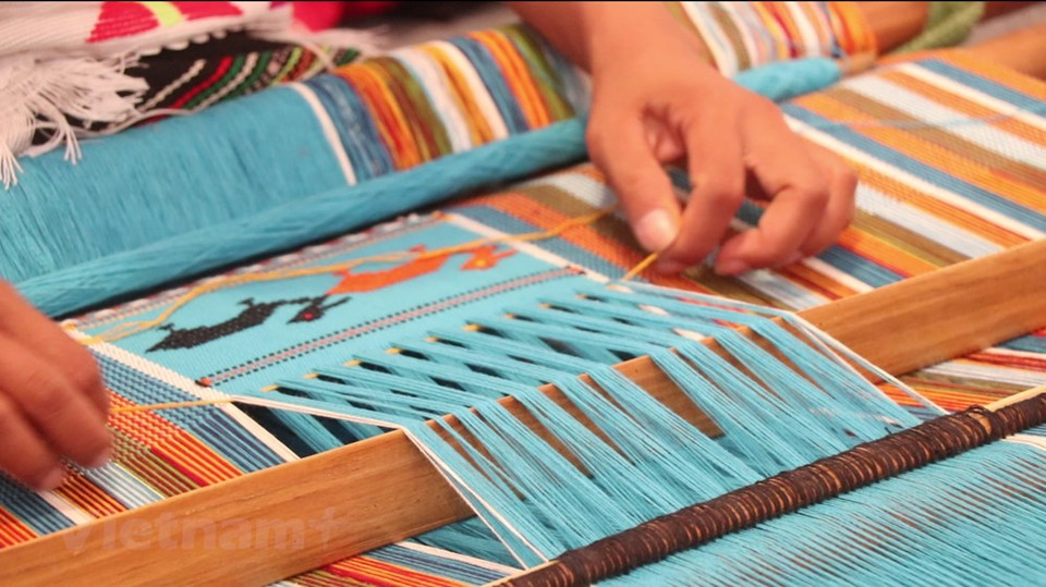A pesar de un ingreso de 1,5 millones dongs (unos 65 dólares) por mes después de excluir los gastos diarios, los miembros de la cooperativa han estado persiguiendo su pasión durante mucho tiempo. A excepción de unas pocas personas que aman el brocado étnico, muchos lugareños, especialmente los jóvenes, se han pasado a trabajar en fábricas para obtener mayores ingresos, añadió. Dado que los productos de brocado generalmente se venden a turistas internacionales, la pandemia de la COVID-19 ha dificultado el mantenimiento de la industria. “No podemos promocionar nuestros rubros de manera eficiente con tales ingresos. Queremos participar en más festivales para vender nuestros productos e intercambiar experiencias con otros artistas", compartió Nu Minh (Fuente: Vietnam+)